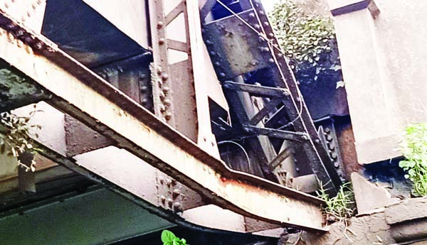 ప్రమాదపుటంచున పారాది వంతెన