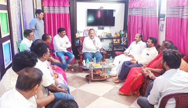 వైసిపి నాయకులతో కోలగట్ల భేటి