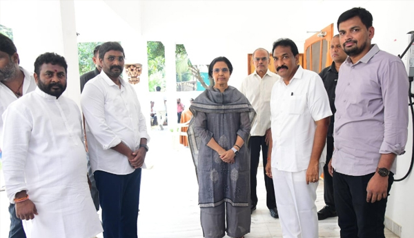 Bhuvaneshwari-along-with-TDP-State-Vice-President-Satyananda-Rao