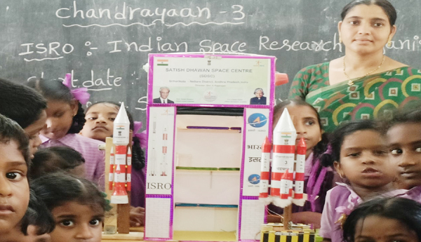 Chandrayaan-3-prototype-with-waste-materials-Teacher-education-for-students