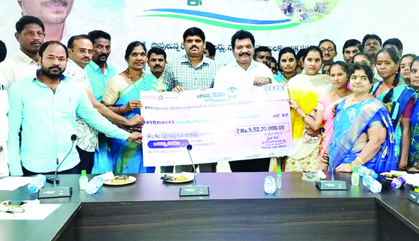 9522 మందికి 'జగనన్న చేదోడు'