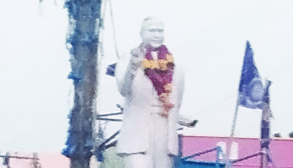 అంబేద్కర్‌ విగ్రహం తొలగించొద్దు