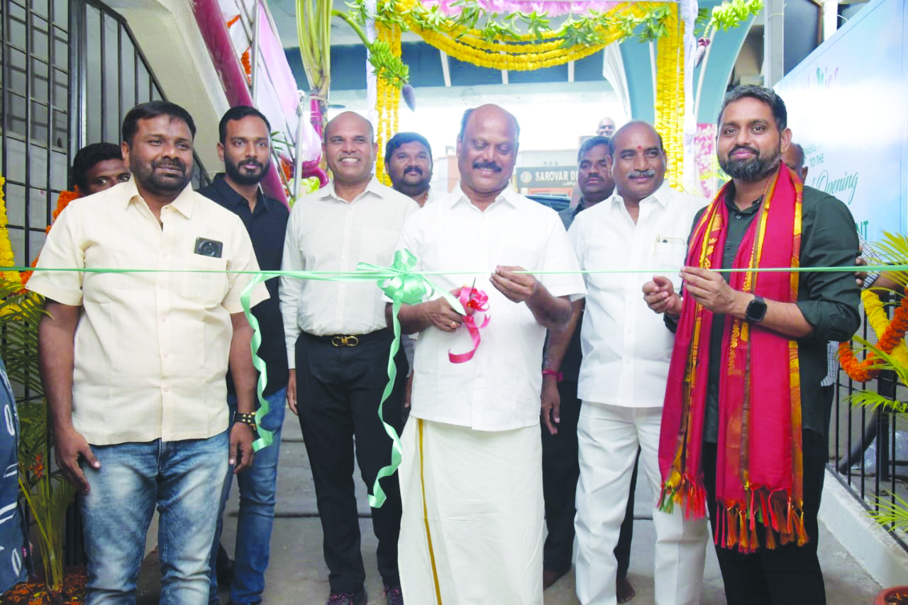 తిరుమల బైపాస్‌రోడ్డులో బ్రాంచిని ప్రారంభిస్తూ... 