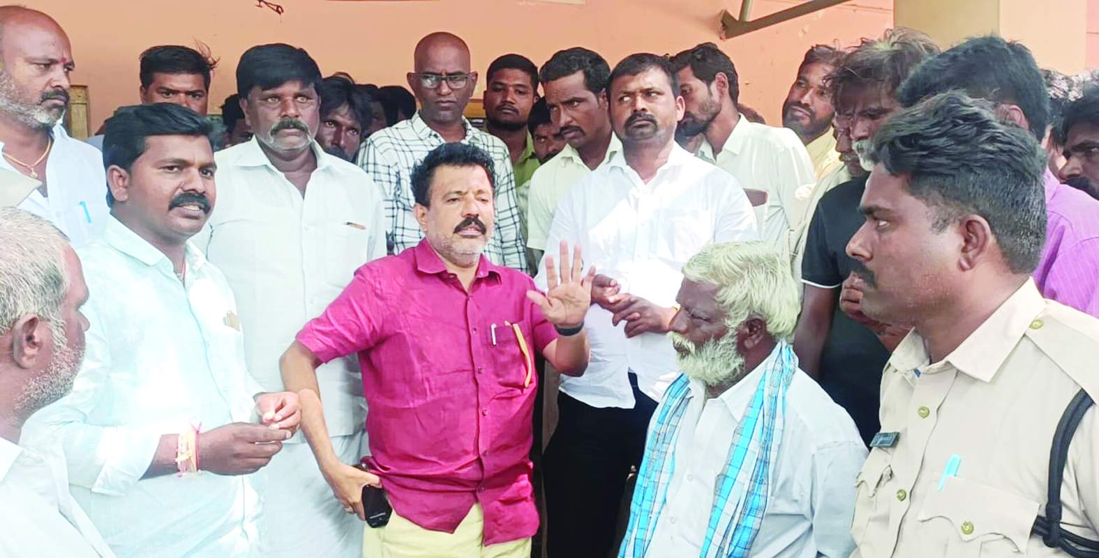 డిఇ మంజునాథ్‌తో వాగ్వాదానికి దిగిన రైతులు