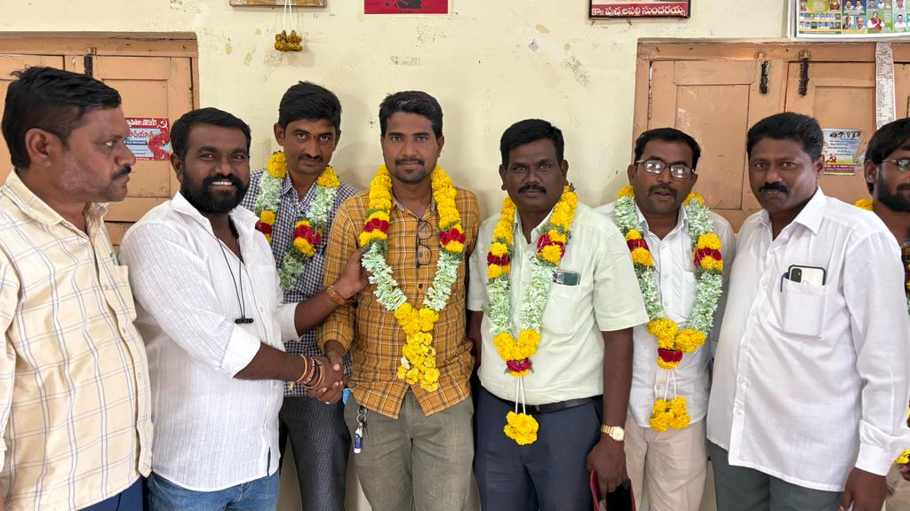 అధ్యక్షులుగా ఎన్నికైన వారికి పూలమాలతో సన్మానిస్తున్న నాయకులు