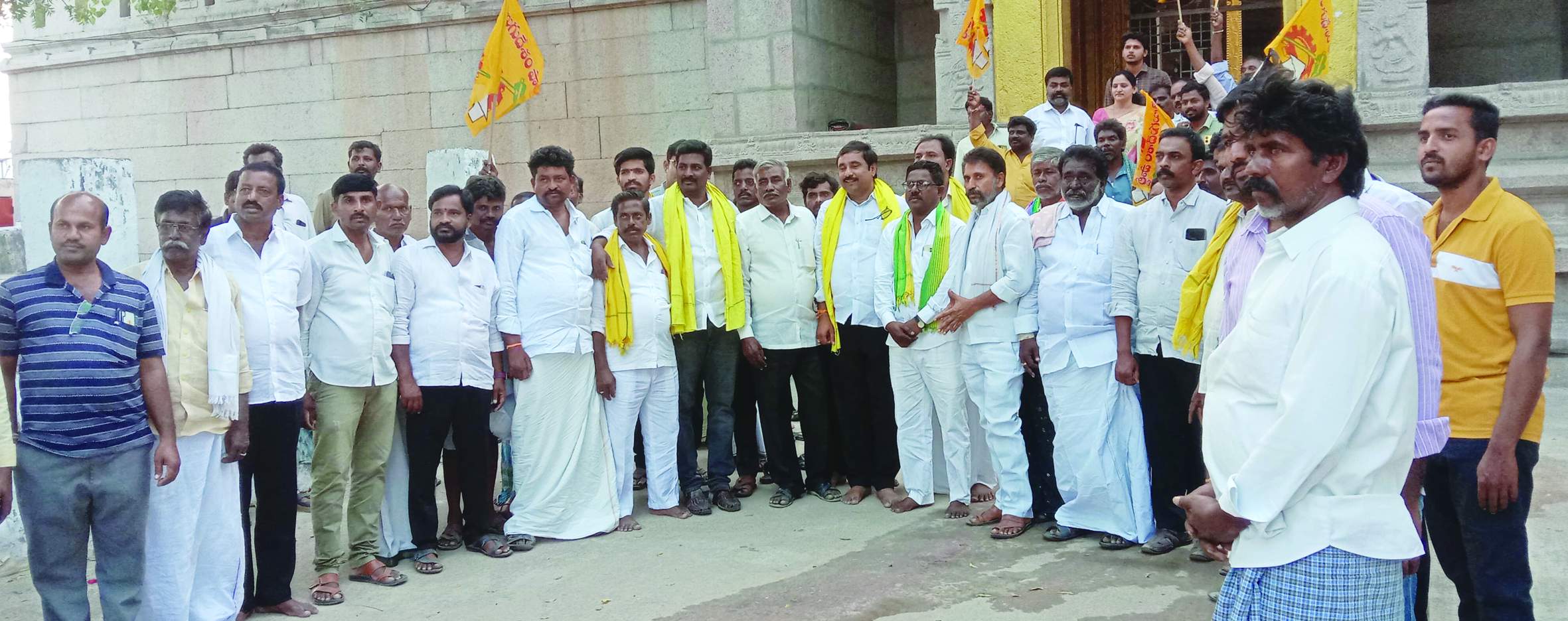 చిప్పగిరి పాదయాత్రలో పాల్గొన్న టిడిపి నాయకులు