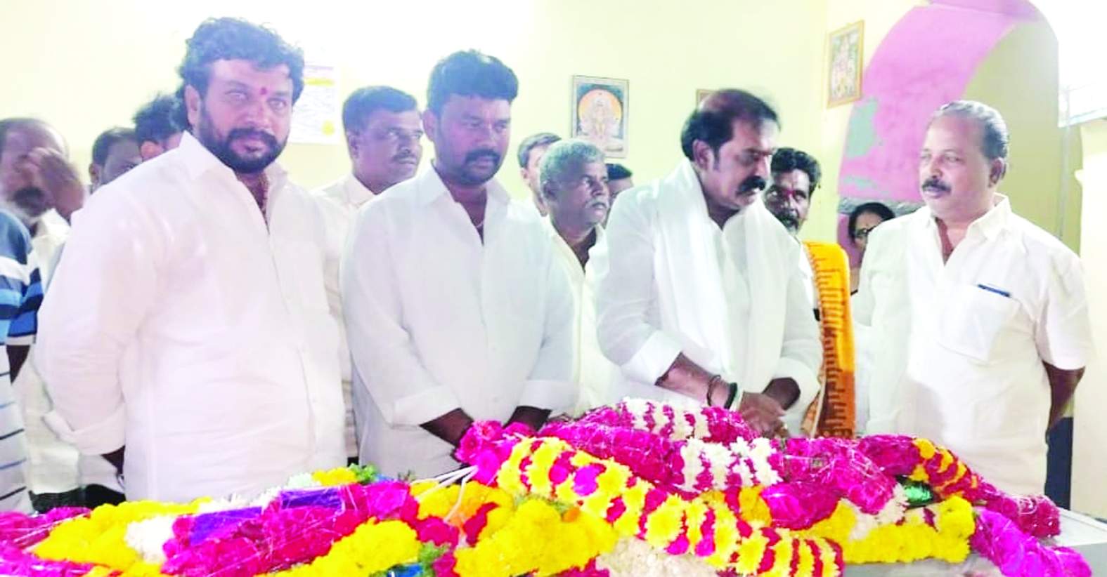 లలితమ్మ మృతదేహానికి పూలమాల వేసి నివాళులర్పిస్తున్న మంత్రి జయరామ్‌