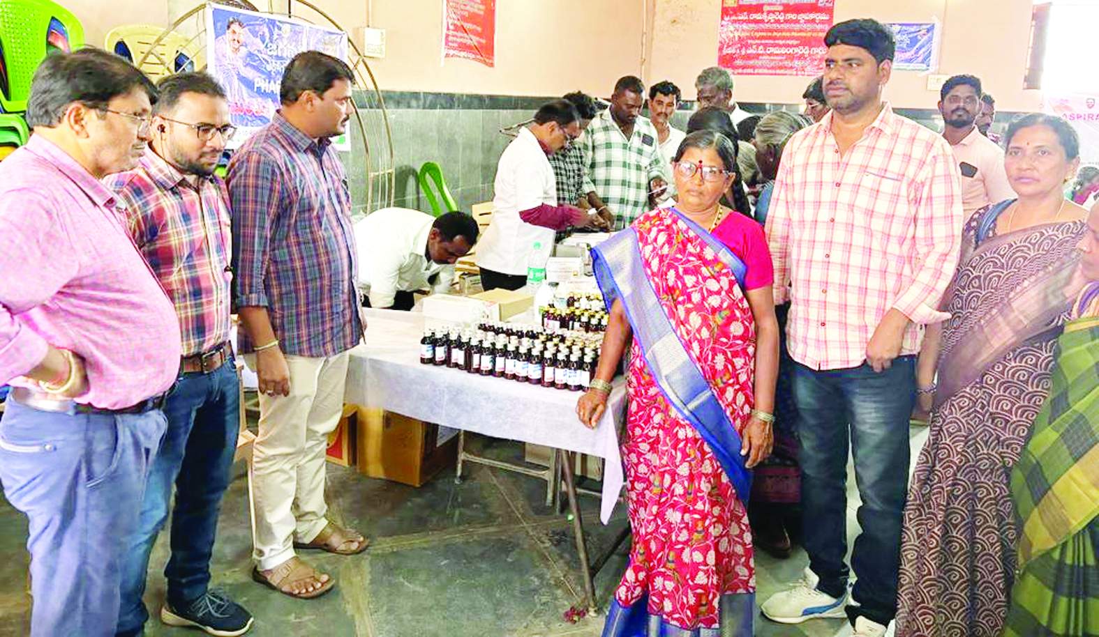 'జగనన్న ఆరోగ్య సురక్ష'ను పరిశీలిస్తున్న తహశీల్దార్‌ లక్ష్మీనారాయణ, అధికారులు