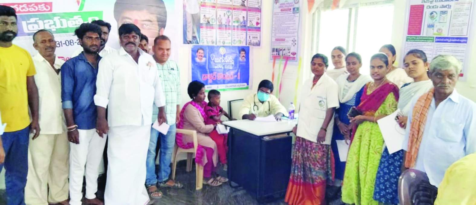 చిప్పగిరిలో మహిళకు వైద్య చికిత్సలు అందిస్తున్న వైద్యులు