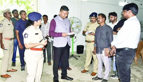 ఇవిఎం గోదాములు తనిఖీ