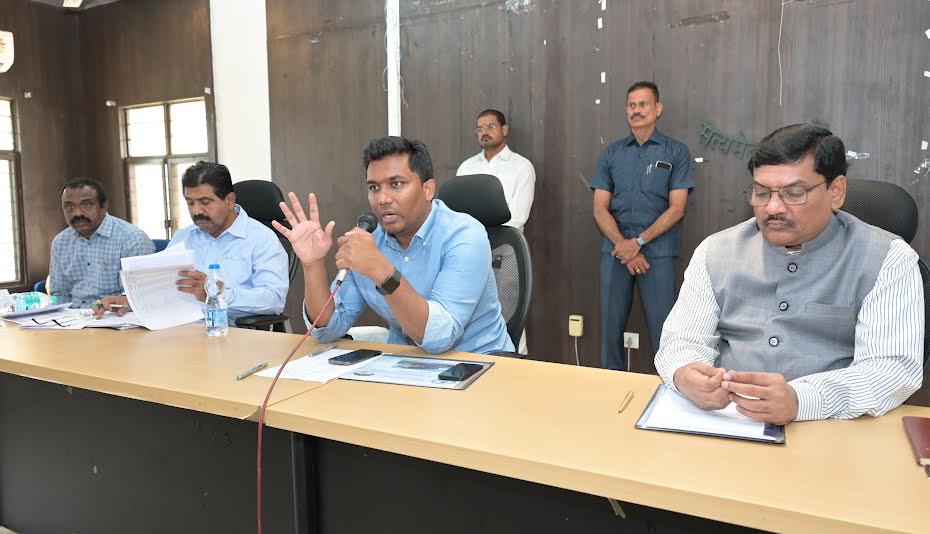 అమూల్‌ పాలసేకరణ సర్వే కోసం అధికారులతో మాట్లాడుతున్న కలెక్టర్‌