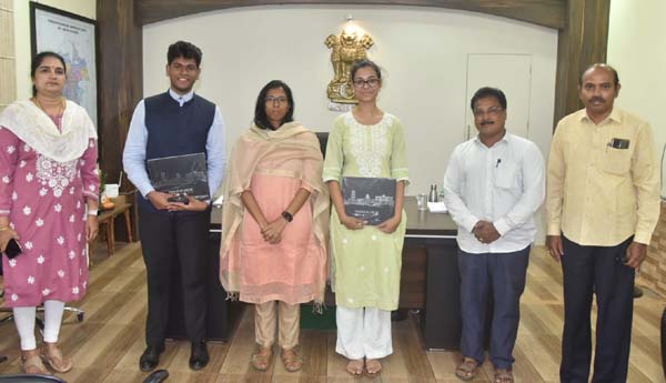 కలెక్టర్‌తో కేంద్రబృందం సభ్యులు