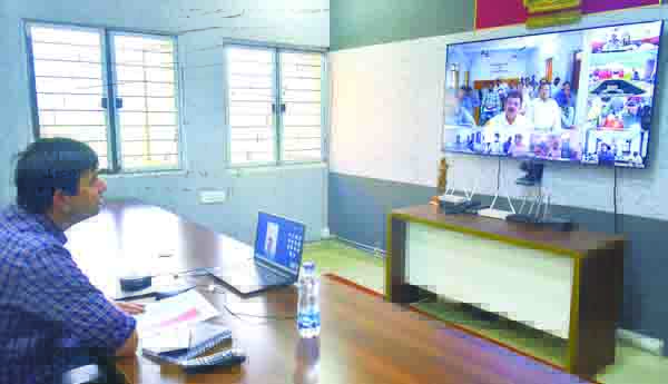 పన్నుల వసూళ్లకు నోటీసులు జారీ చేయండి