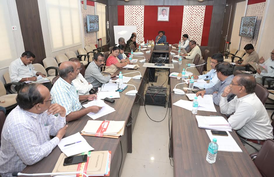 - నియోజకవర్గ సమస్యలపై అధికారులతో చర్చిస్తున్న జిల్లా కలెక్టర్‌