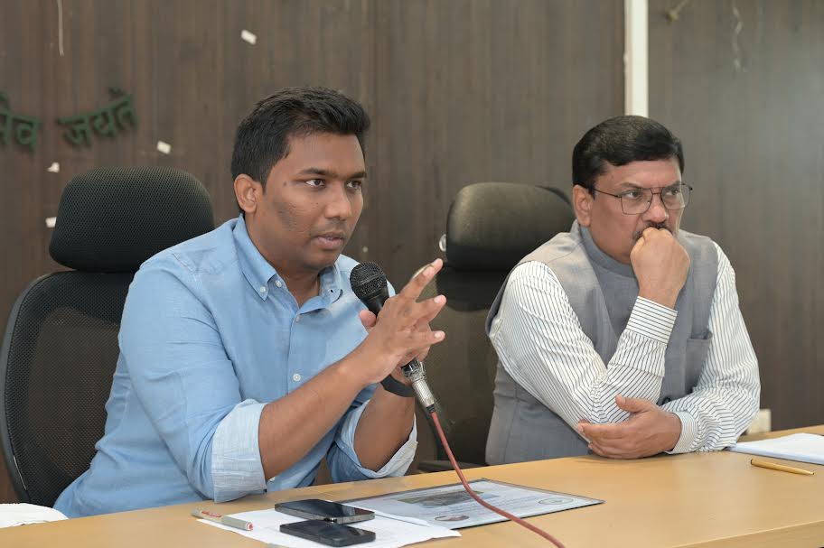 విద్యాశాఖ సమీక్ష సమావేశంలో మాట్లాడుతున్న కలెక్టర్‌ షన్మోహన్‌