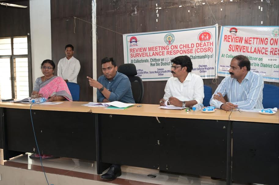 - మాతా శిశు మరణాల సమీక్ష సమావేశంలో మాట్లాడుతున్న కలెక్టర్‌