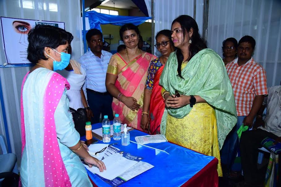 - మెడికల్‌ క్యాంపులను పరిశీలిస్తున్న నగర కమిషనర్‌