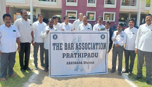 Lawyers-protested-against-the-council's-decision