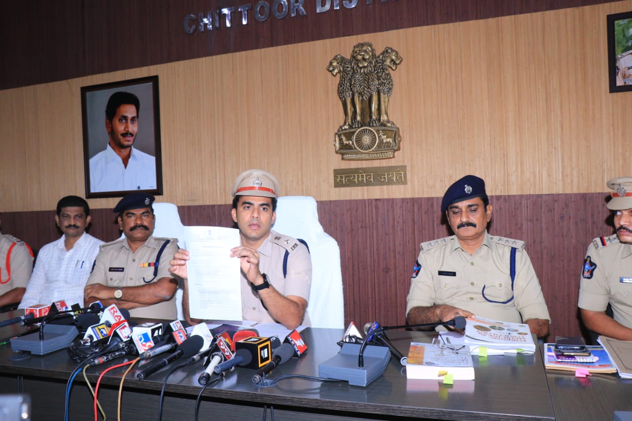 భవ్యశ్రీ కేసు విచారణ రిపోర్టులు చూపుతున్న ఎస్పీ రిషాంత్‌ రెడ్డి