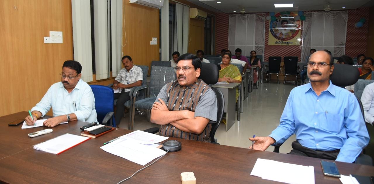 సమీక్ష సమావేశంలో మాట్లాడుతున్న జెసి, డిఆర్‌ఓ