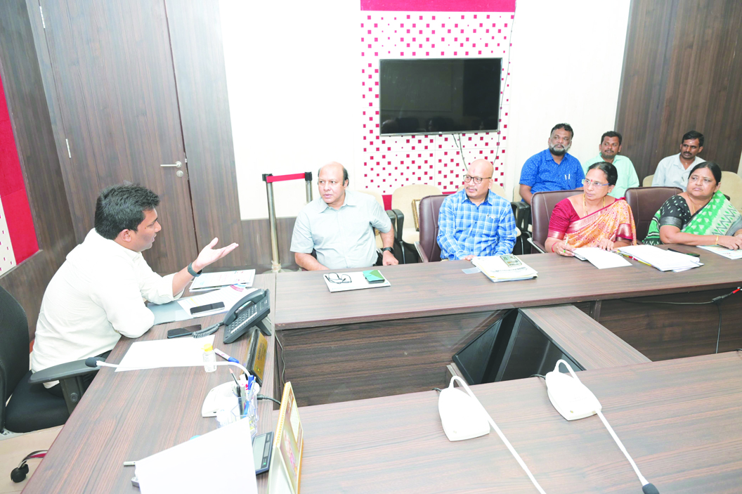 జలశక్తి బృందంతో చరిస్తున్న జిల్లా కలెక్టర్‌