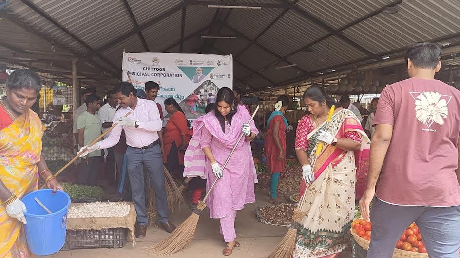 చీపురు పట్టి మార్కెట్‌ను శుభ్రం చేసిన కమిషనర్‌