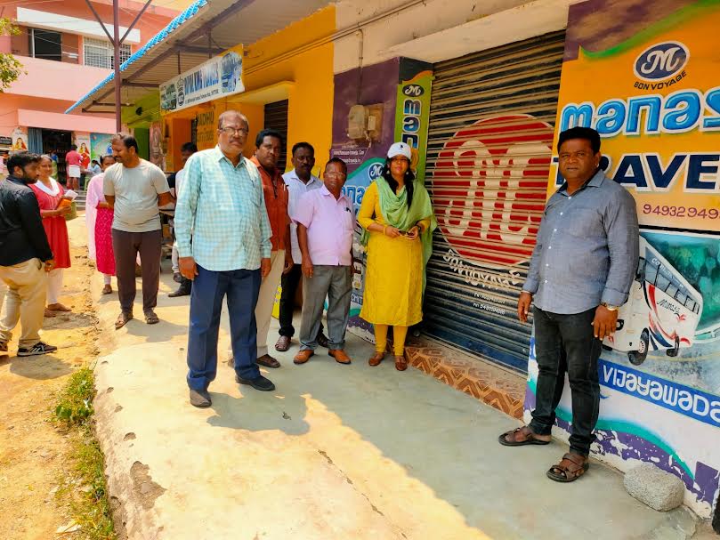 - నగరపాలక సంస్థ దుకాణాలను స్వాధీనం చేసుకుంటున్న నగర కమిషనర్‌