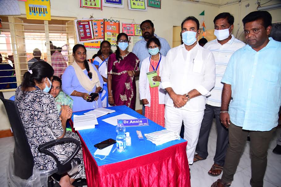 వైద్యశిబిరాన్ని పరిశీలిస్తున్న ఎమ్మెల్యే, మేయర్‌