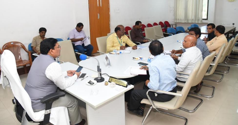  బిఎంసియు నిర్మాణాలపై అధికారులతో సమీక్షిస్తున్న జెసి