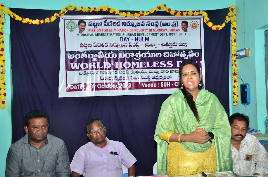 - సభలో మాట్లాడుతున్న నగర కమిషనర్‌ అరుణ