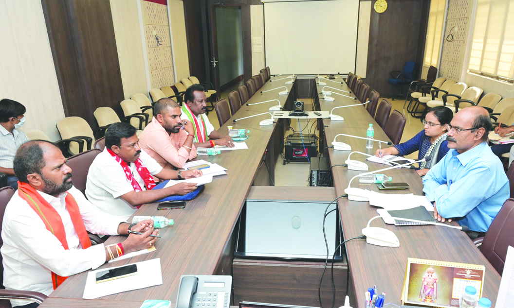 సమావేశంలో మాట్లాడుతున్న డిఆర్‌ఓ రాజశేఖర్‌