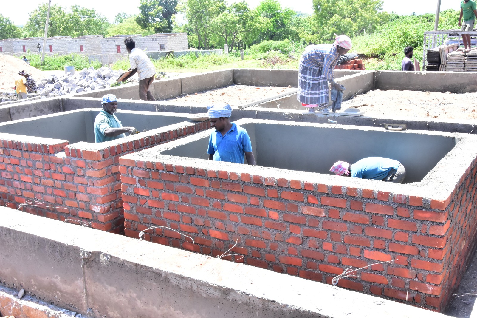 నిర్మాణ పనులు చేస్తున్న భవన నిర్మాణ కార్మికులు