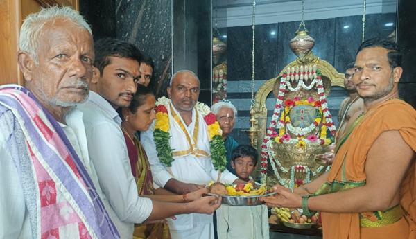 devotees-visit-kondamalleswara-swamy-temple