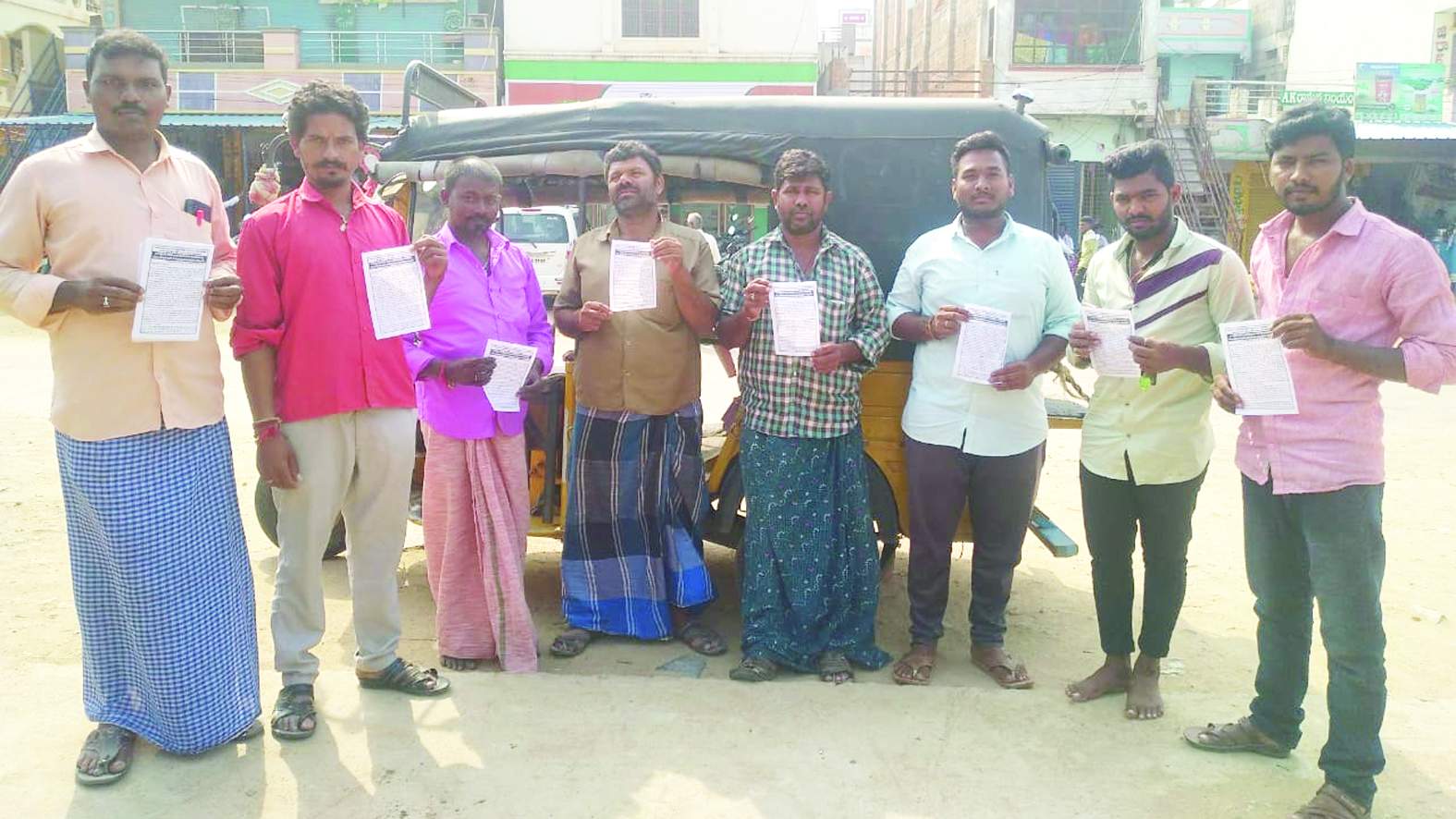 ఆటో డ్రైవర్లకు కరపత్రాలు అందిస్తున్న అశోక్‌