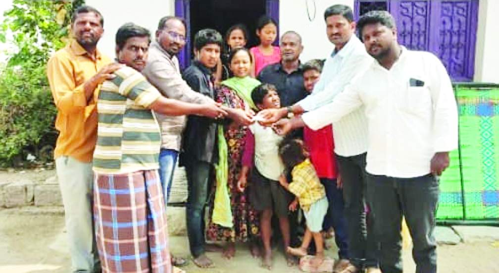 నిత్యావసర సరుకులు అందజేస్తున్న విలేకరులు