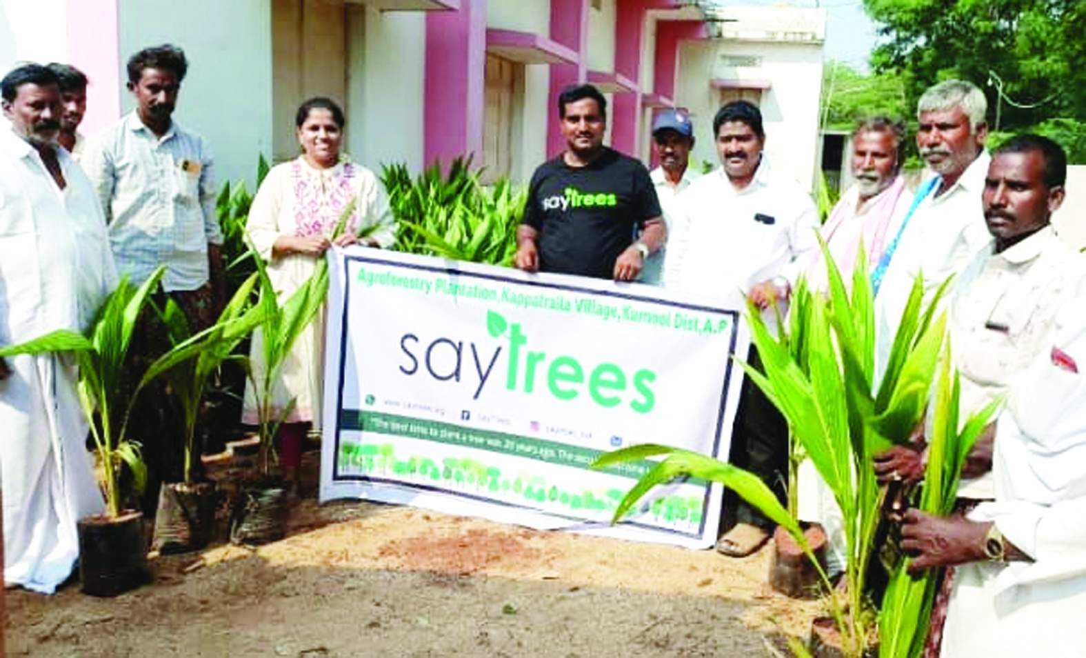 మొక్కలు పంపిణీ చేస్తున్న 'సే ట్రీస్‌' సంస్థ ప్రతినిధి శరణ్య