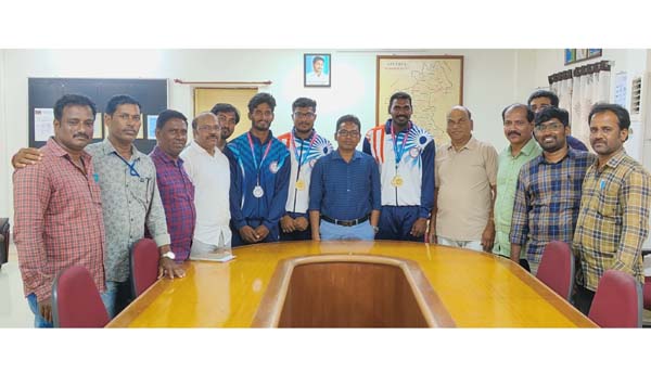 బ్యాడ్మింటన్‌ పోటీల్లో విద్యుత్‌ ఉద్యోగులకు పథకాలు