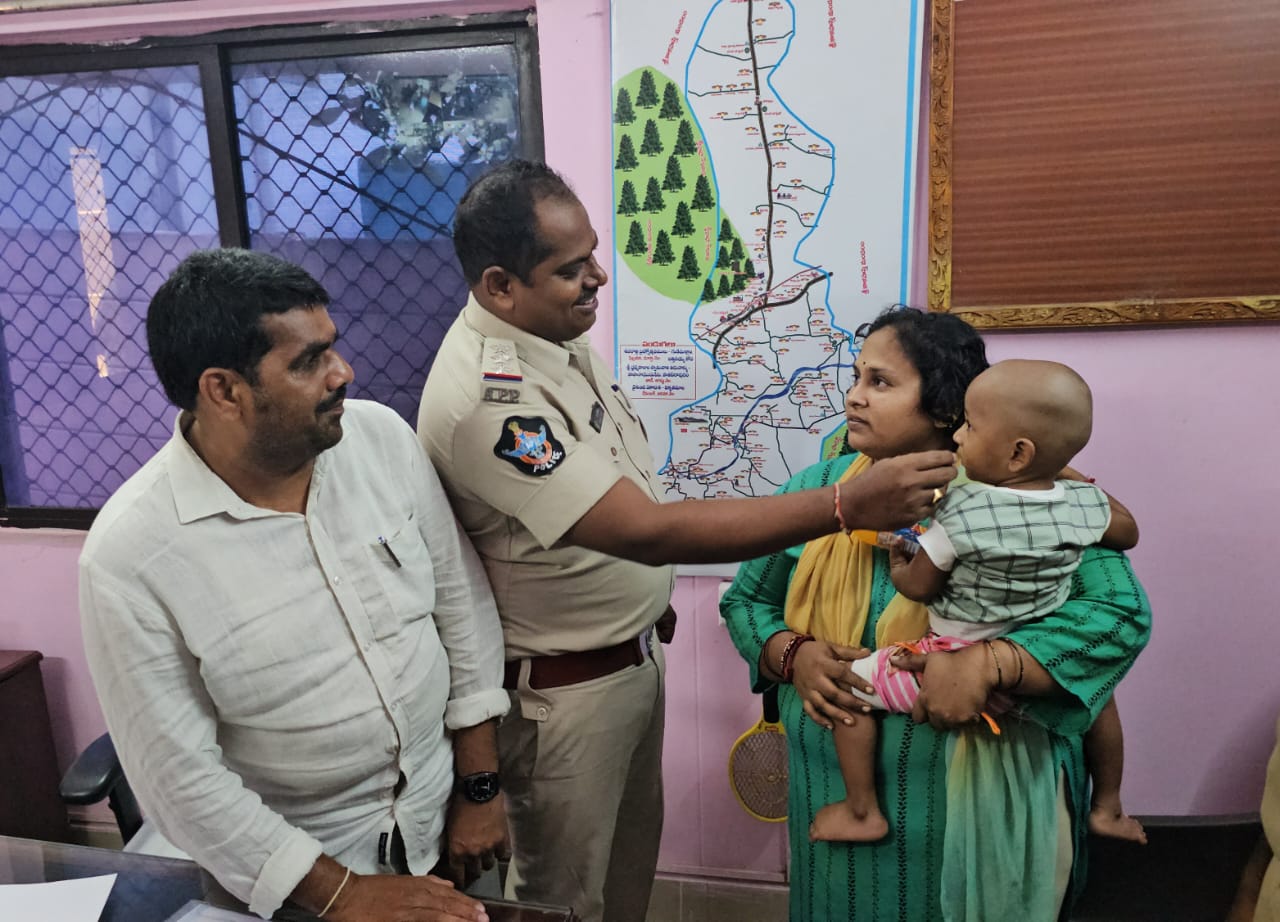 బిడ్డను తల్లివద్దకు చేర్చిన పోలీసులు 