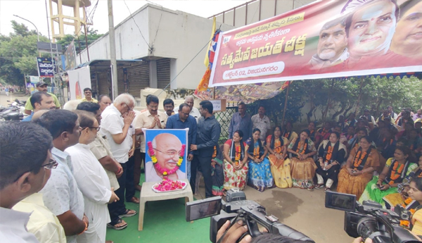 ప్రజాస్వామ్యంతో సంబంధం లేని ప్రభుత్వం రాష్ట్రంలో నడుస్తుంది