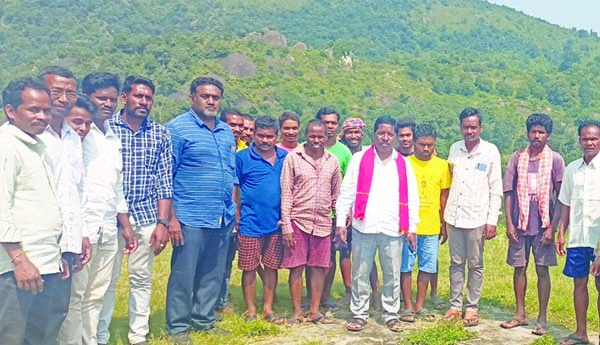 ఏకలవ్య పాఠశాలకు భూములివ్వం