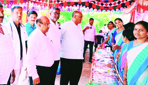 పౌష్టి కాహార స్టాల్‌ పరిశీలన