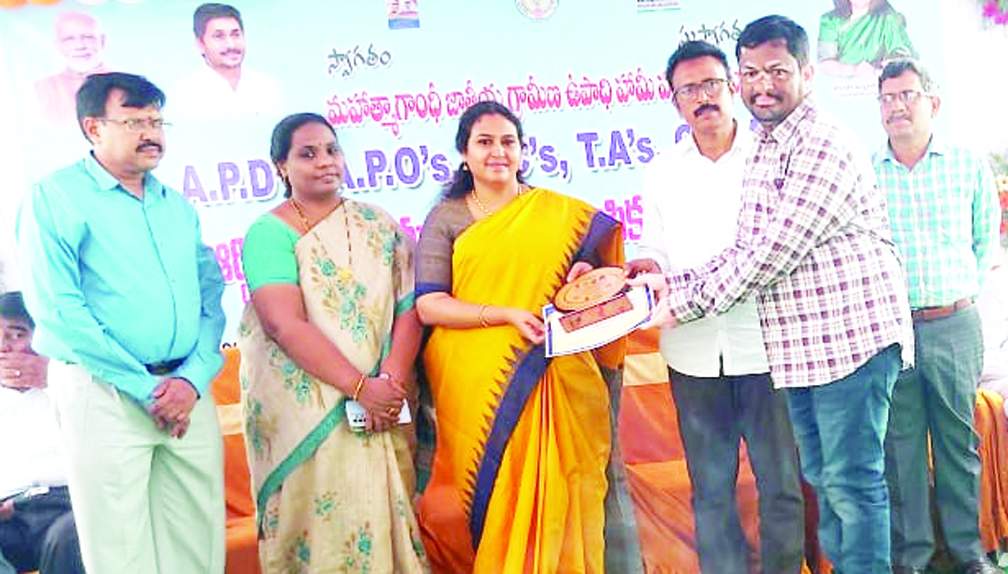 ప్రశంసా పత్రం అందుకుంటున్న ఉస్మాన్‌ బాష