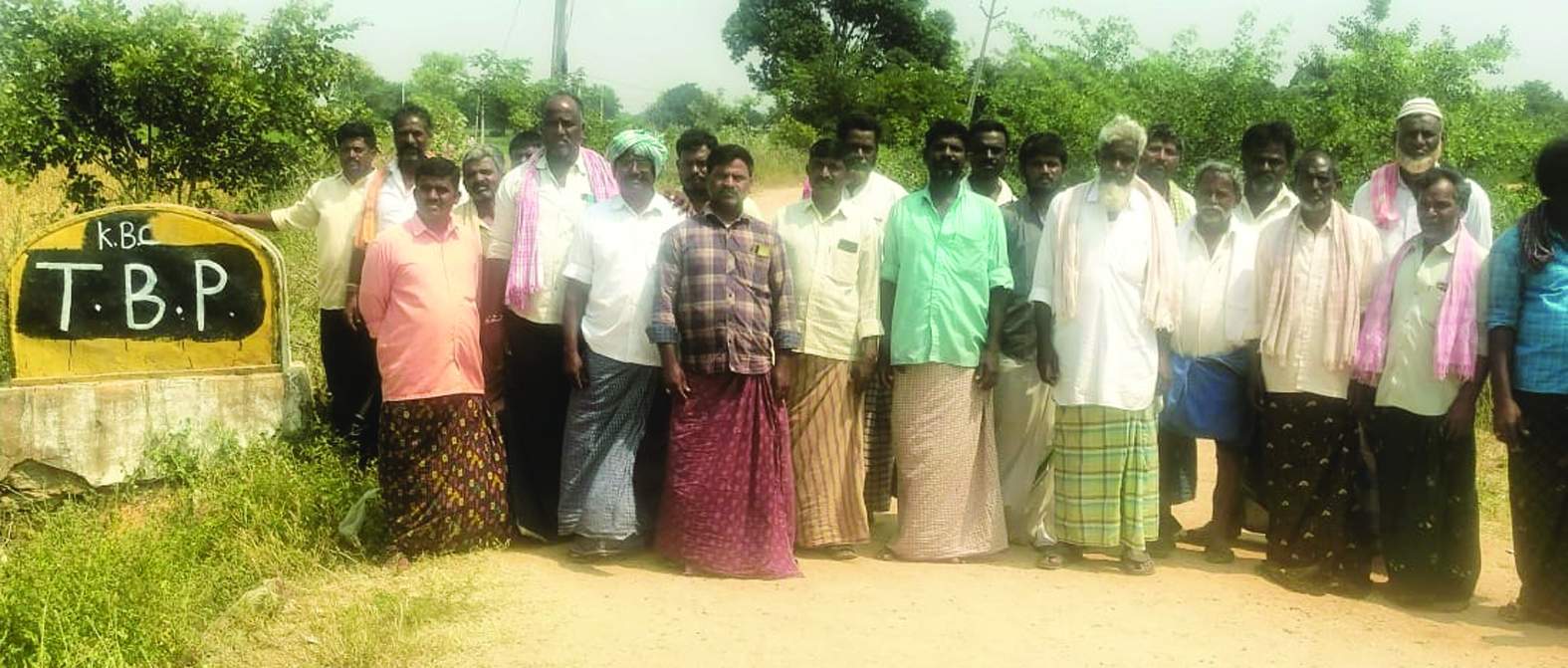 కాలువపై నిరీక్షిస్తున్న రైతులు