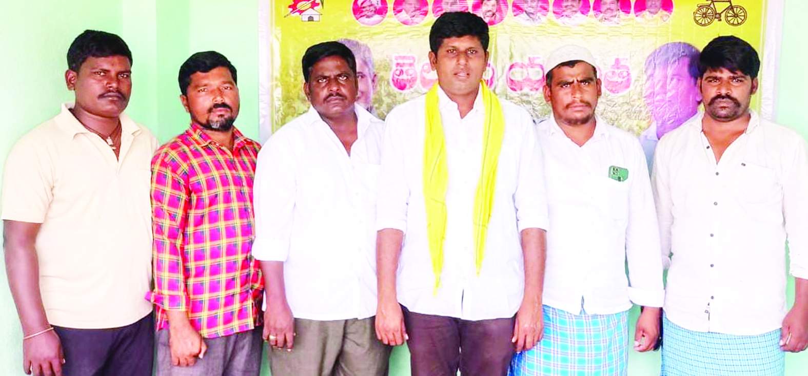 మాట్లాడుతున్న టిడిపి నాయకులు