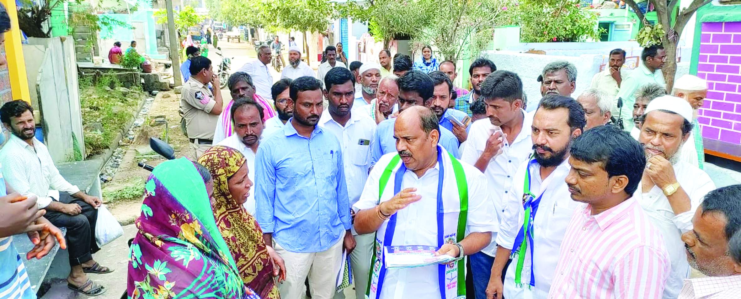 లబ్ధిదారులతో మాట్లాడుతున్న ఎర్రకోట జగన్మోహన్‌ రెడ్డి