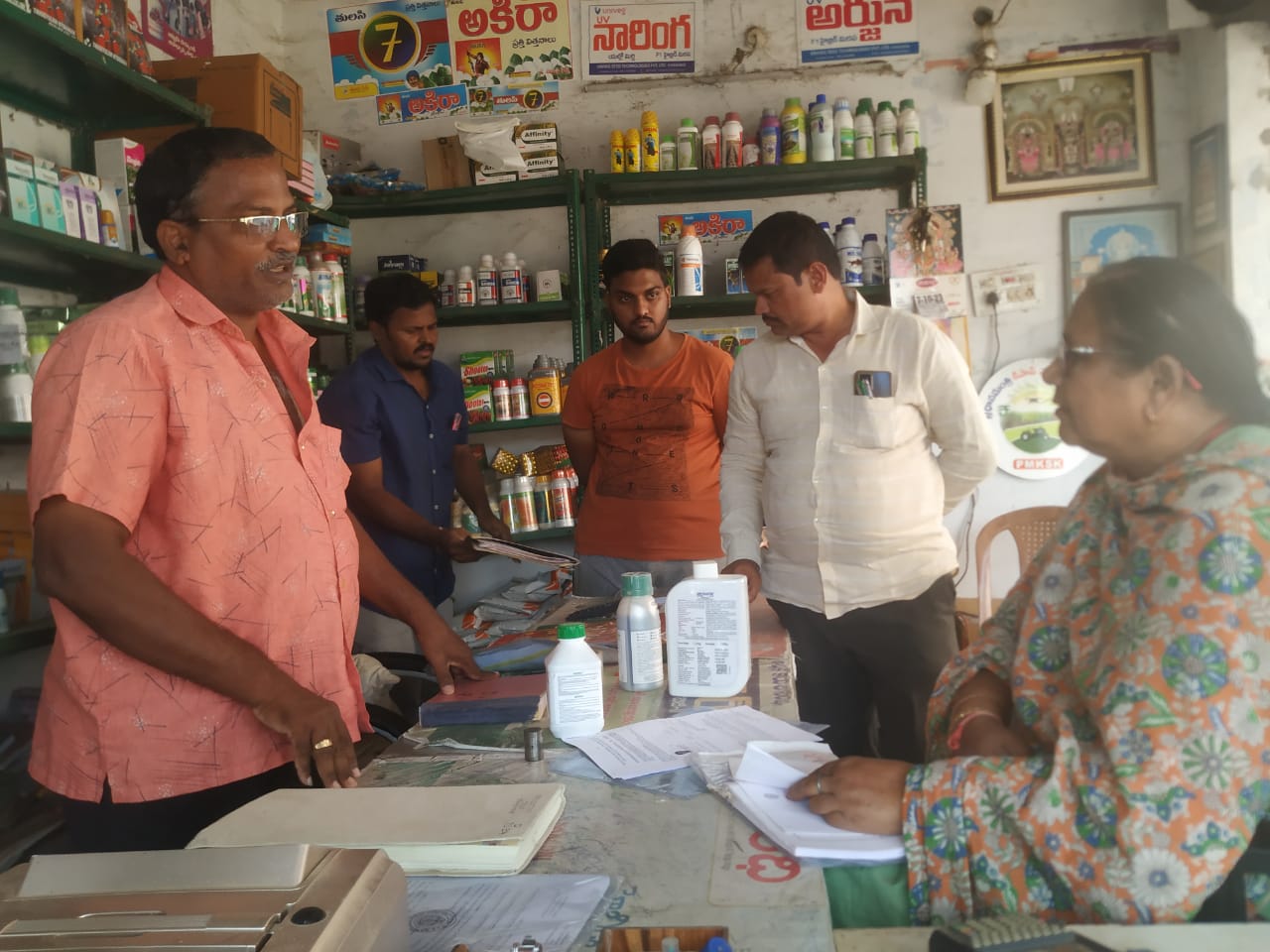 పురుగుమందుల దుకాణాలపై తనిఖీలు