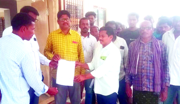 ప్రభుత్వ భూములు గిరిజనులకు ఇవ్వాలి