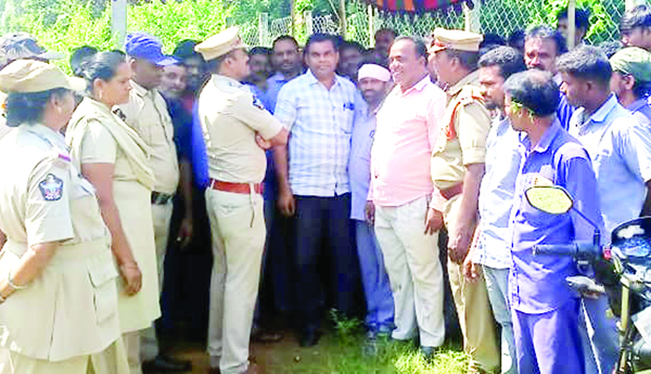 పౌల్ట్రీ కార్మికుల నిరవధిక సమ్మెతో దిగొచ్చిన యాజమాన్యం