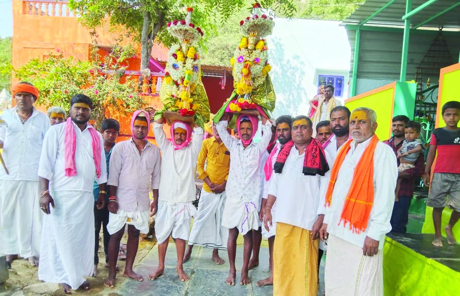 విగ్రహమూర్తులను తెస్తున్న గ్రామస్తులు