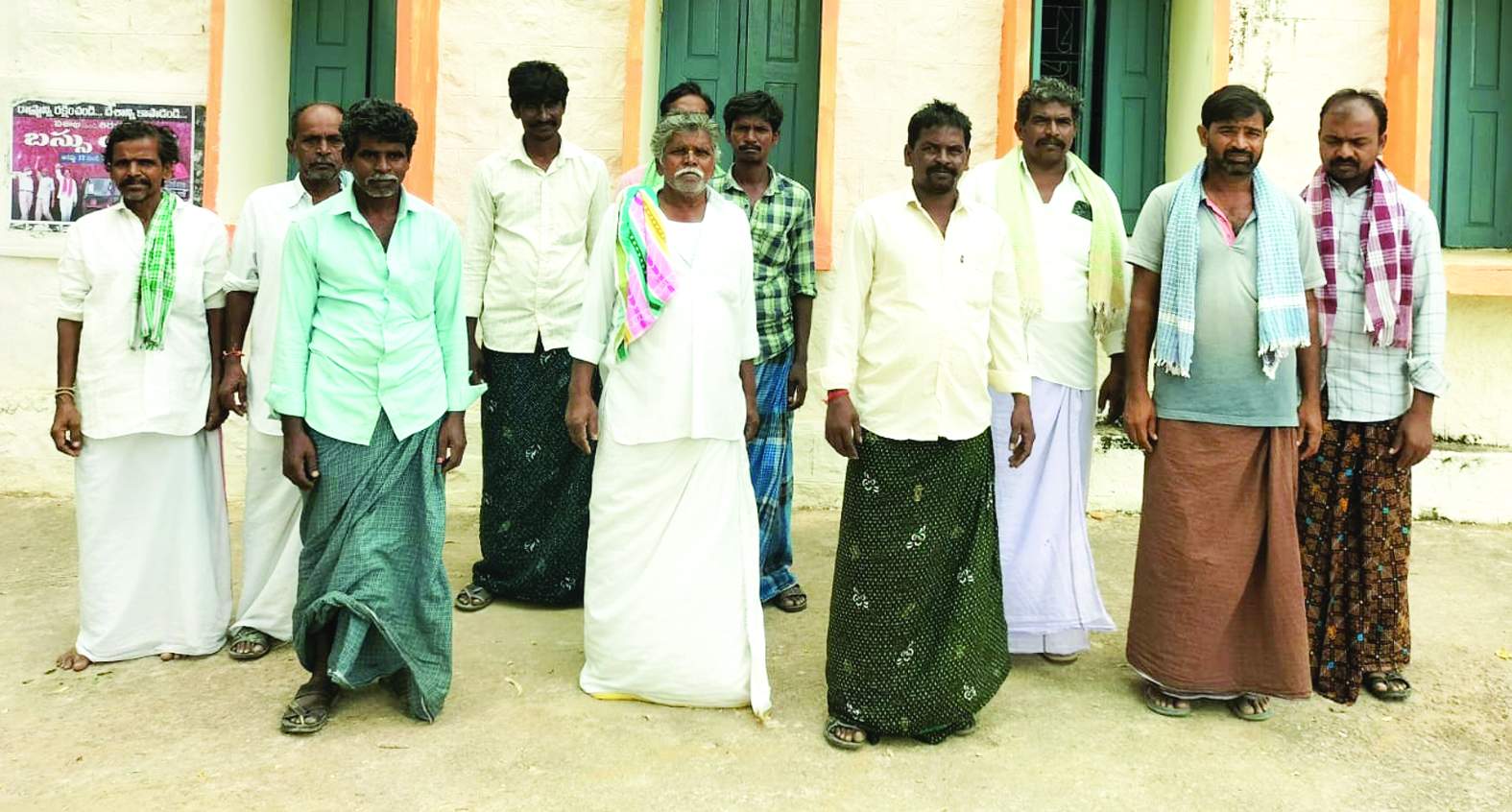 మాట్లాడుతున్న లబ్ధిదారులు